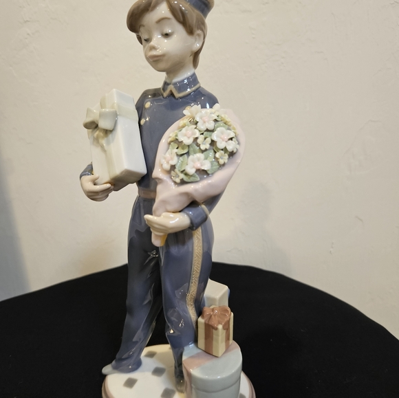 Lladro Porcelain Figurine "Bellhop Special Delivery" - Picture 2 of 9